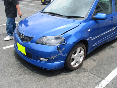 交通事故の車の損傷