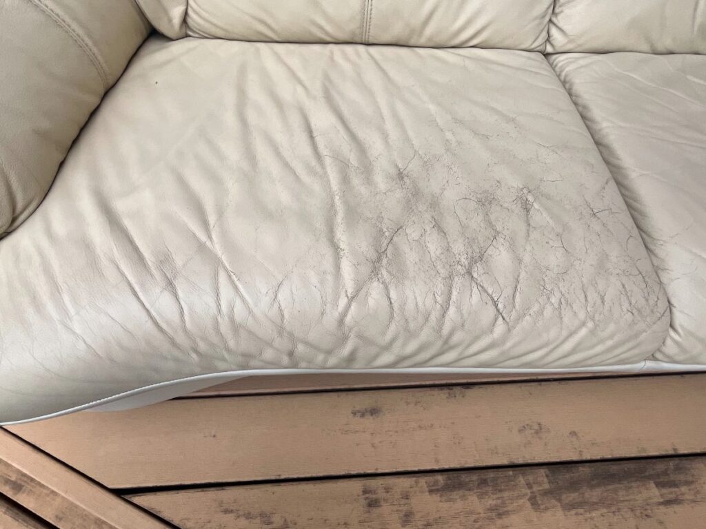 劣化した本革ソファーの座面