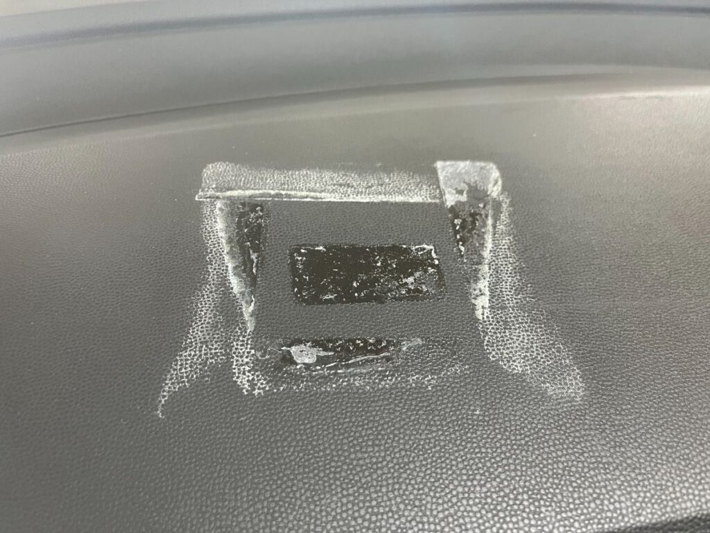 糊跡が付着したダッシュボードの拡大