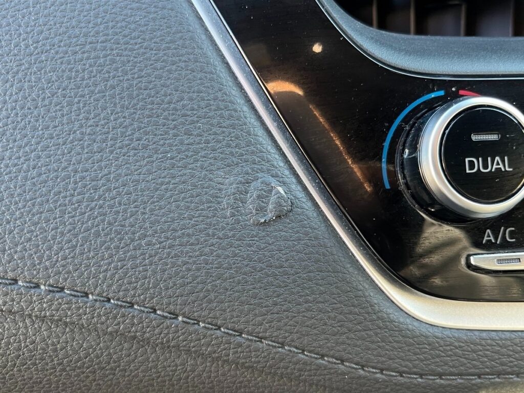 カローラのダッシュボード破れ リペア前 接写