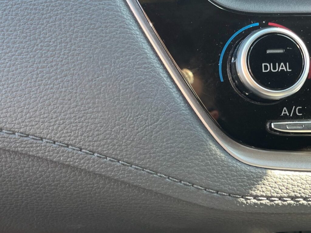 カローラのダッシュボード破れ リペア後 接写