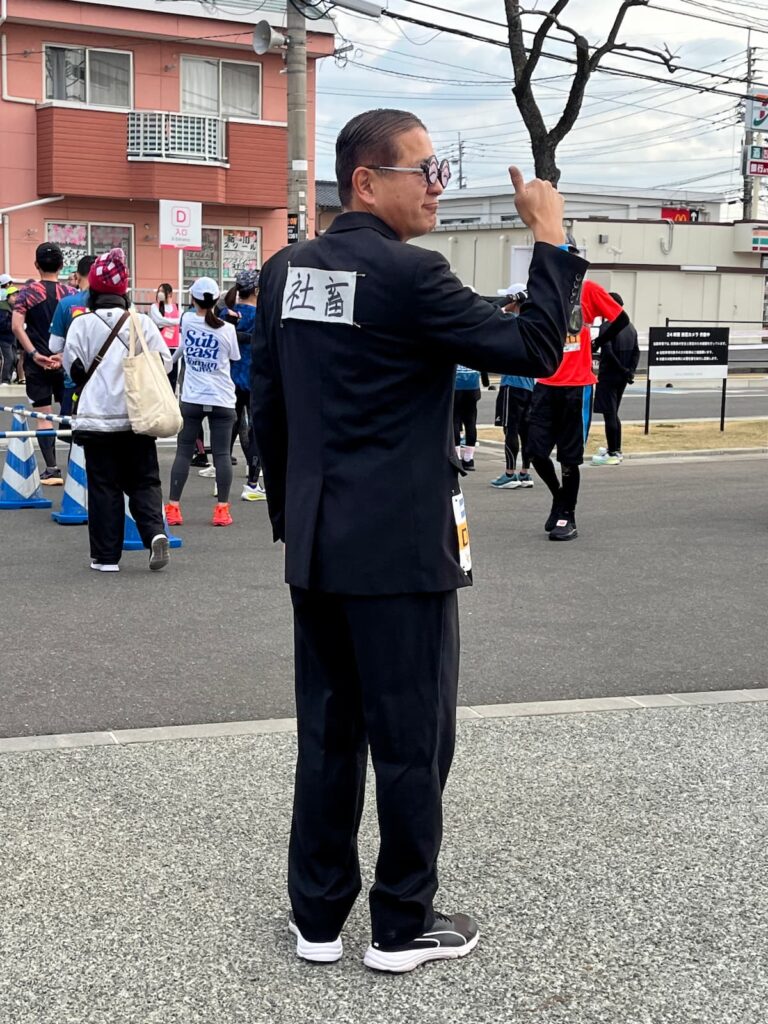 社畜サラリーマン後ろ姿