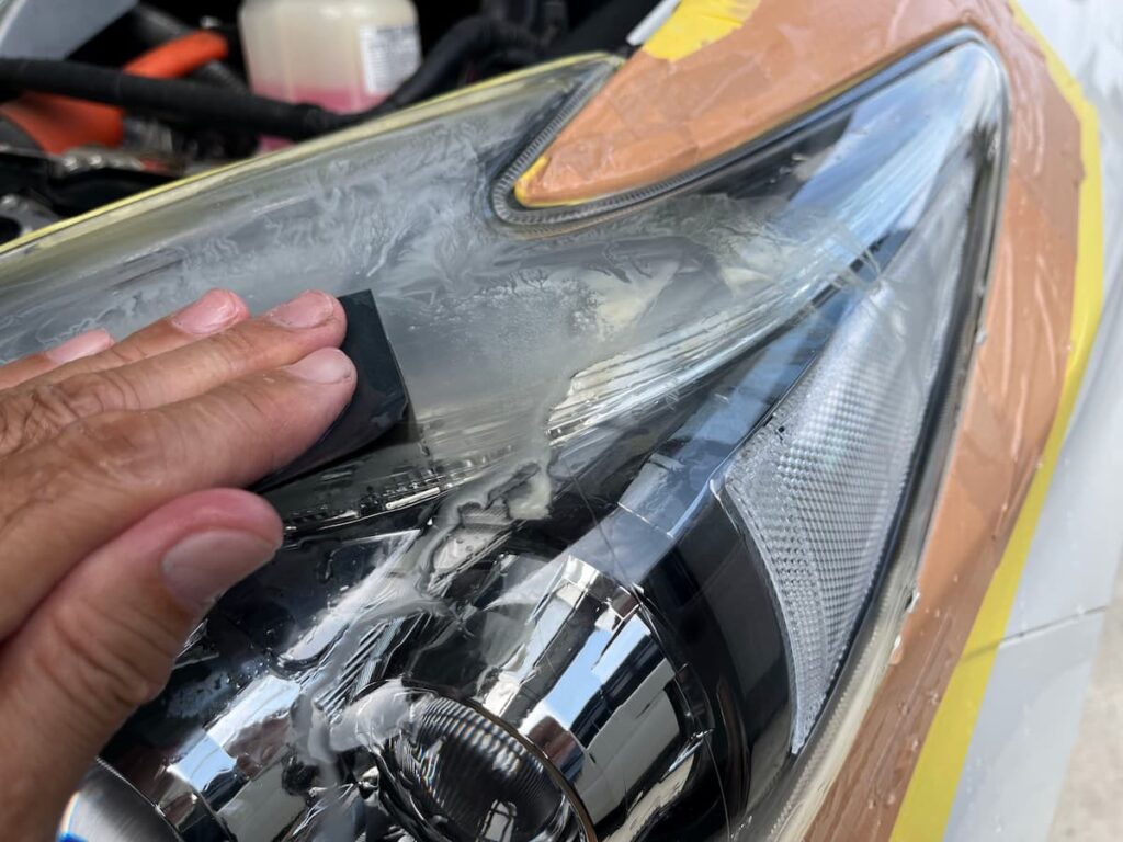 ヘッドライトリペア作業中