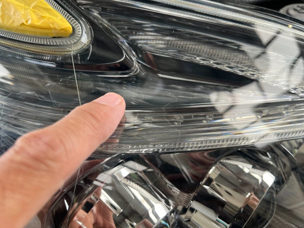ヘッドライト上部のクリア剥がれ