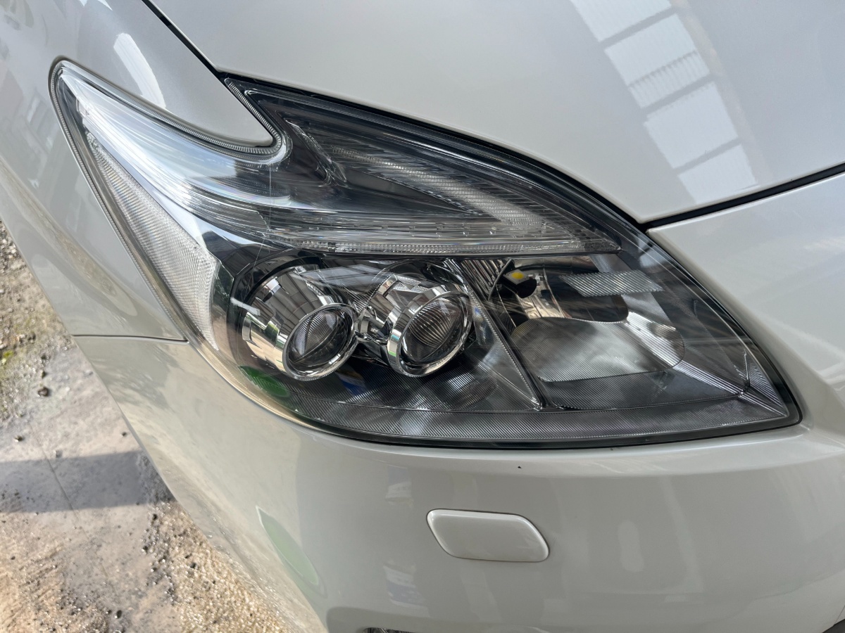 プリウスのヘッドライトリペア