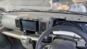 エブリイのダッシュボードに残った複数の接着剤跡